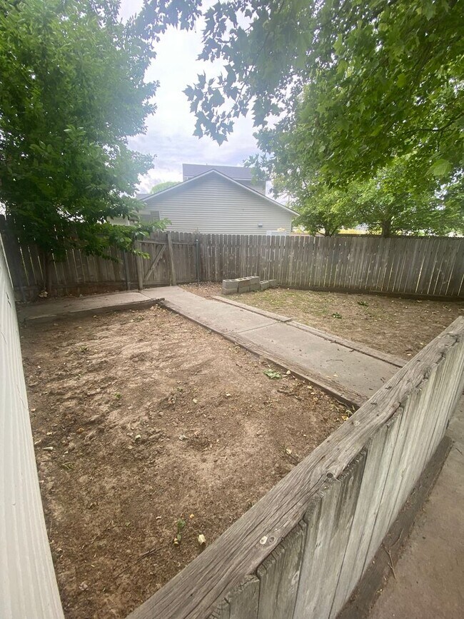 Building Photo - 3 Bed, 2 Bath,  Single Story, CUL-D-SAC Ho...