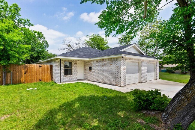 Primary Photo - 2011 Wood Ave