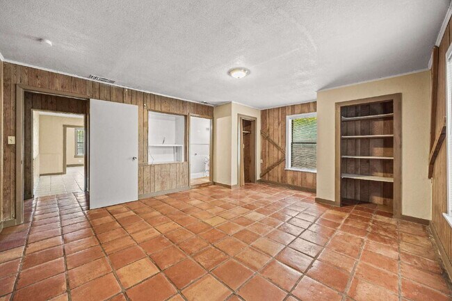 Building Photo - Convenient Living! 3 Bedroom Triplex with Driveway Parking