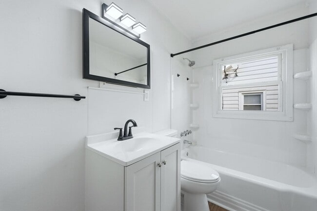 Building Photo - New 3 bedroom listing!