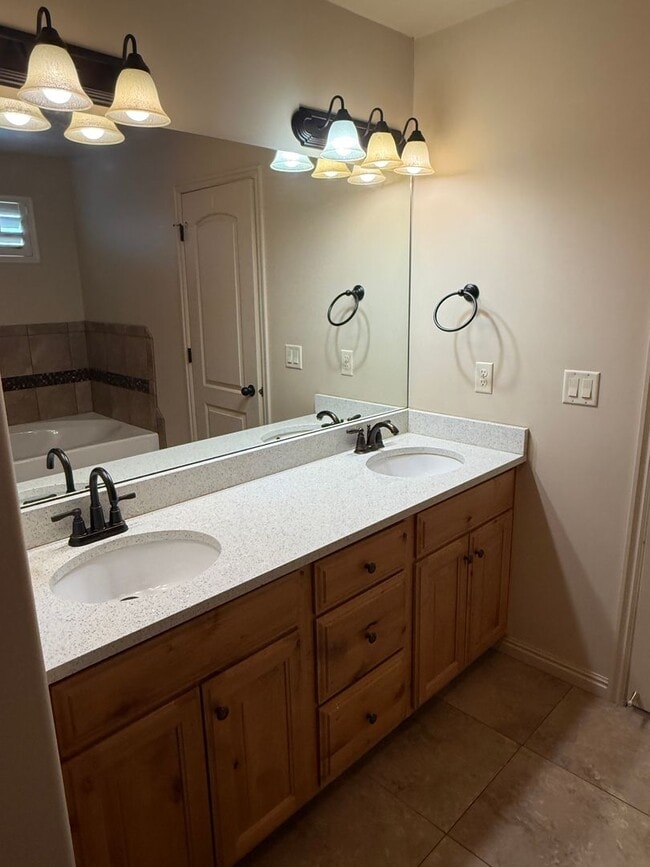 Building Photo - Beautiful patio home with 2 car garage, central air, fenced yard and covered patio