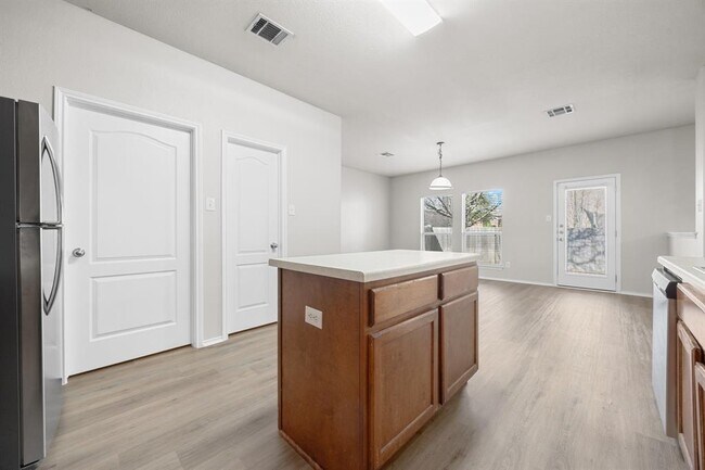 Building Photo - 2049 Rachel Ln