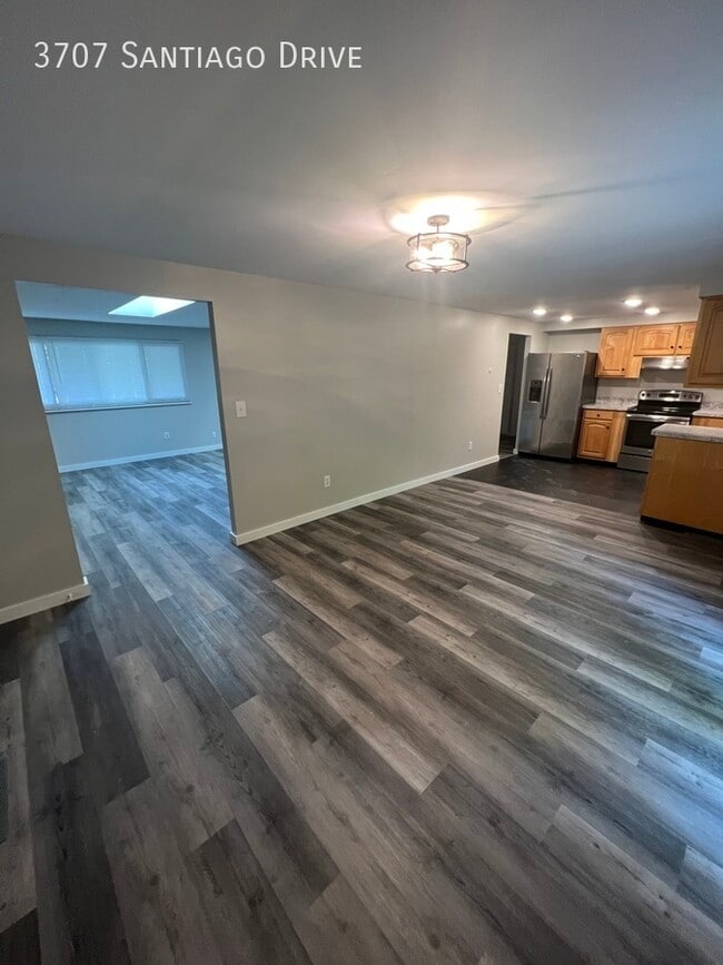 Building Photo - 3707 Santiago Dr