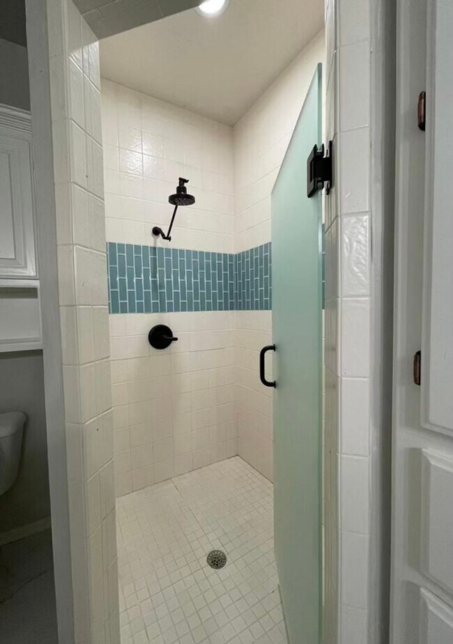 Building Photo - Large Private Oasis FOR RENT in Tuttle!