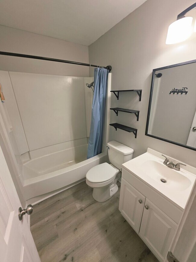 Building Photo - 3 Bedroom 1.5 BA Hubert