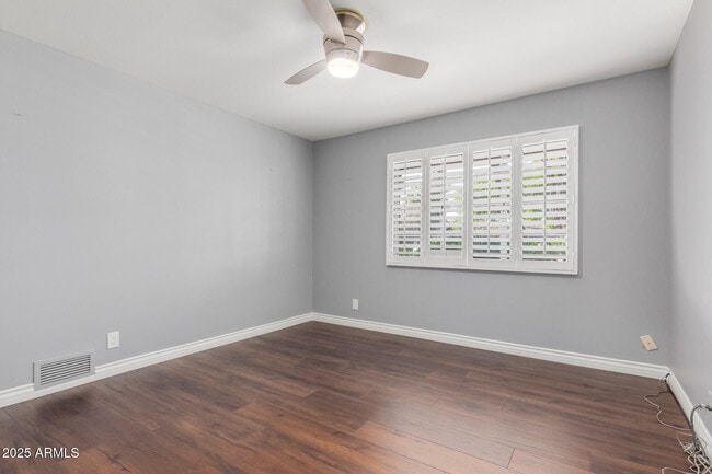 Building Photo - 481 W Half Moon Way