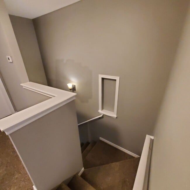 Building Photo - Beautiful Town Home