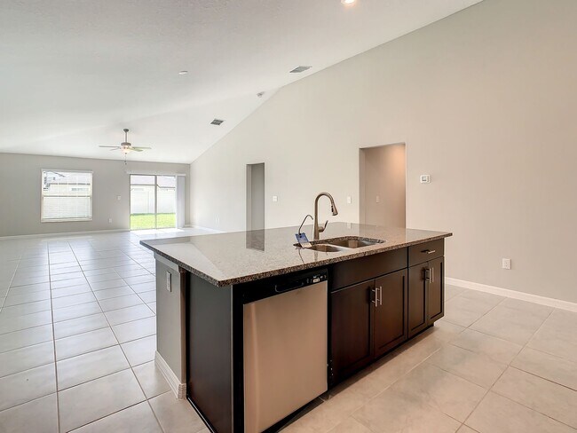 Building Photo - Beautiful 4 bedroom 2.5 bathroom Single Family House! Like new!