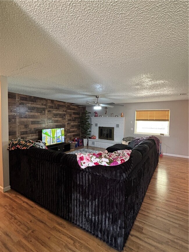 Building Photo - 2406 SW 16th St