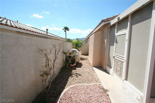 Building Photo - 340 Jacaranda Arbor St