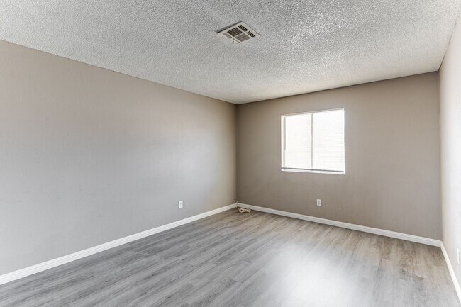 Building Photo - HOUSING CHOICE VOUCHER APPROVED! **MOVE IN SPECIAL! $500 OFF FIRST MONTH'S RENT!**