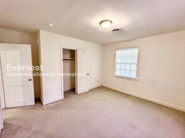 Building Photo - 508 Newport Ave