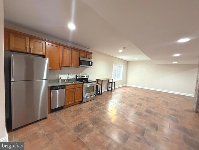 Building Photo - 728 18th St S