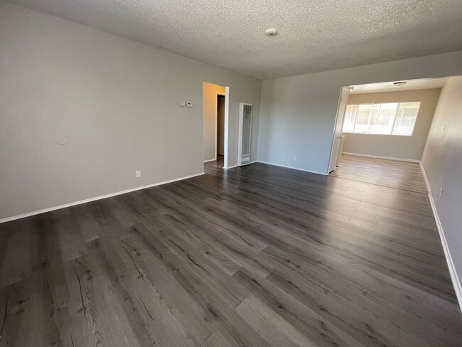 Building Photo - Wonderful Upstairs Unit, Close to the Delta!