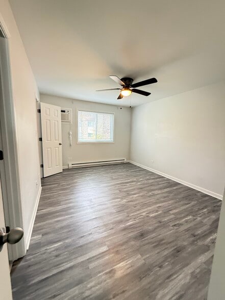 Building Photo - 170 S Waters Edge Dr