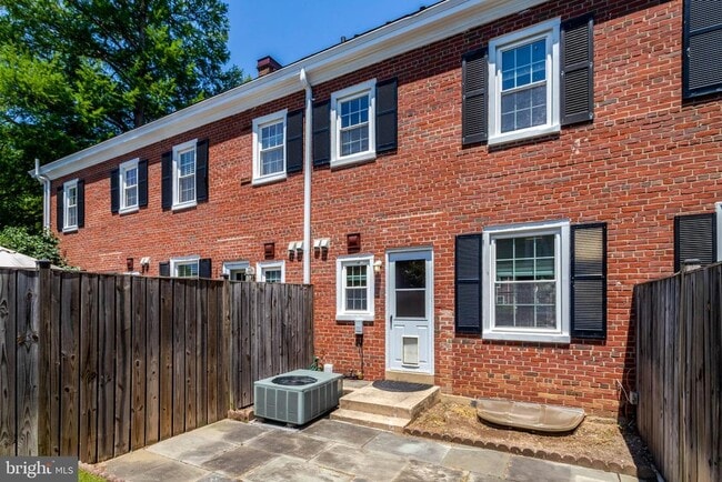 Building Photo - 3267 S Stafford St