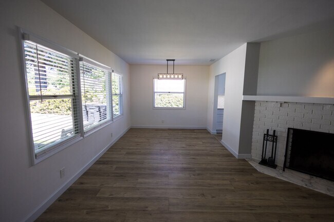 Building Photo - Freshly Renovated 3BR/2BA Pool Home – La C...