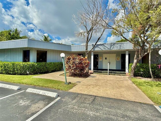 Building Photo - 114 Royal Pk Dr