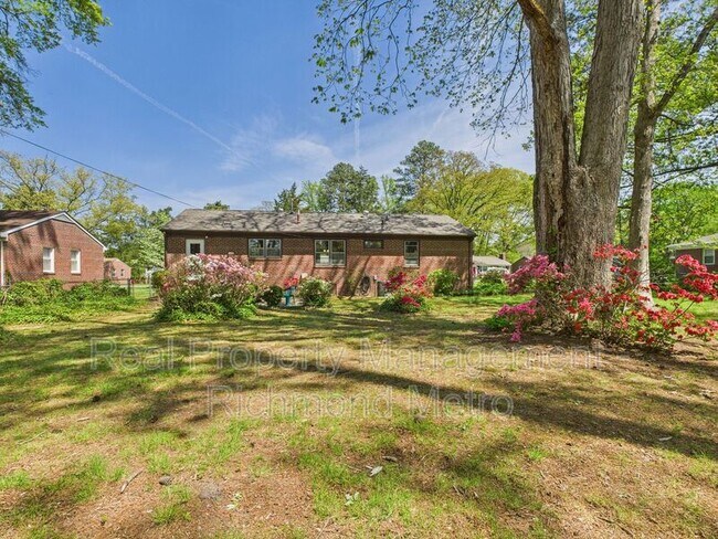 Building Photo - 8909 Avalon Dr