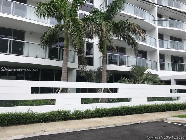 Building Photo - 13800 Highland Dr