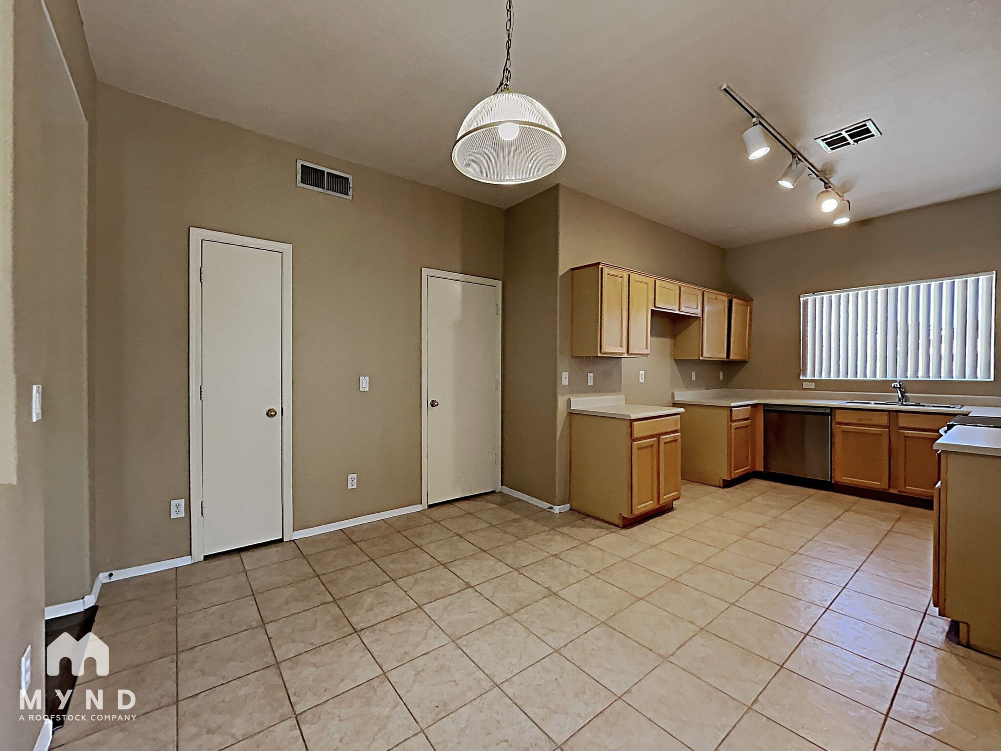 Building Photo - 685 E Cantebria Dr