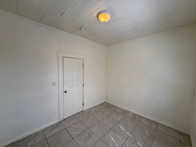 Building Photo - 4093