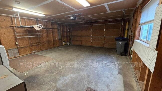 Building Photo - 565 NW Carolyn Ln