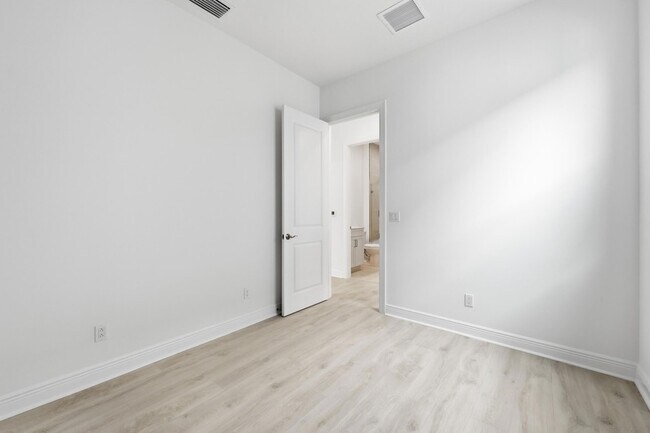 Building Photo - 140 SE Via Tirso