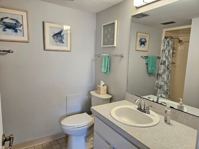 Building Photo - Seasonal Short-term 2 Bedroom 2 Bathroom Condo located on Venice Island with beach access!