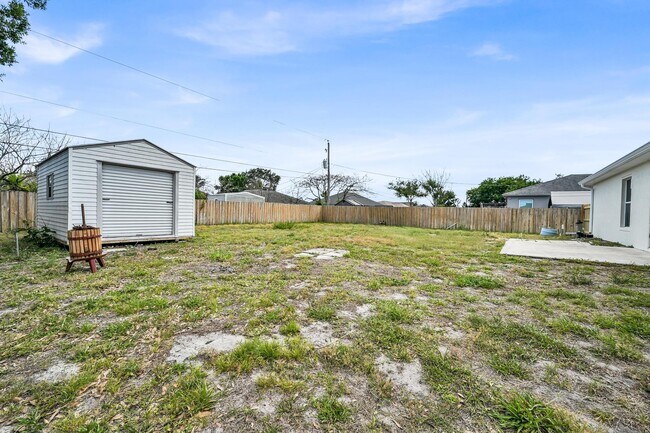 Building Photo - 726 SW Bond Rd