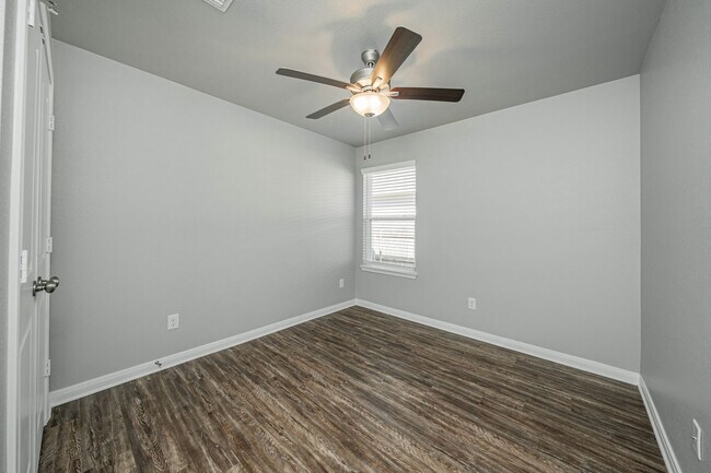 Building Photo - Bright & Cozy Home
