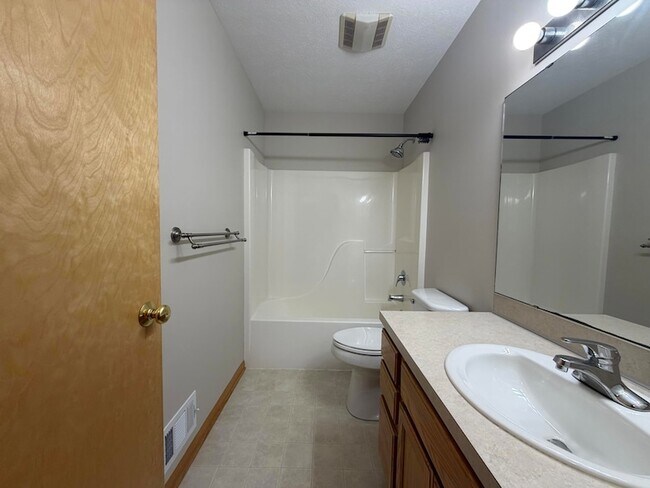 Building Photo - 122 Summit Dr