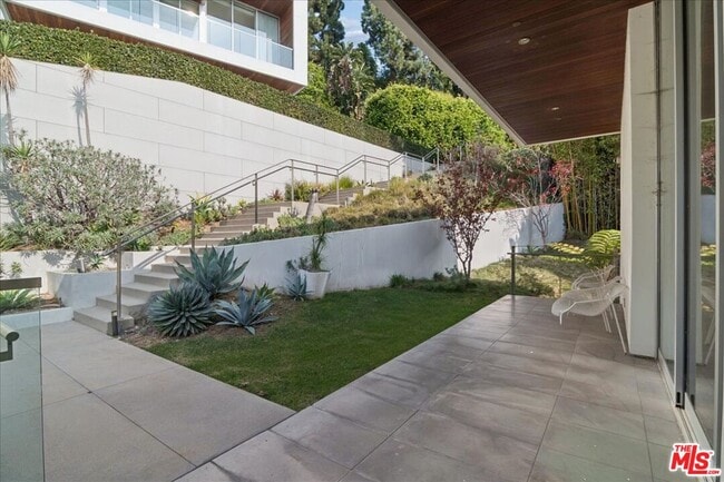 Building Photo - 1232 Sunset Plaza Dr