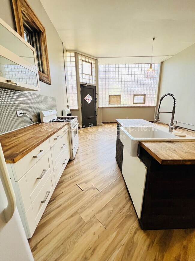 Building Photo - 3336 S Lituanica Ave