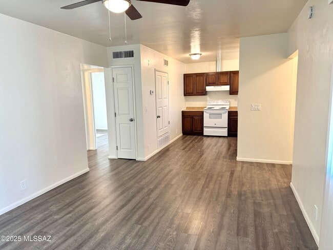 Building Photo - 3323 E Blacklidge Dr