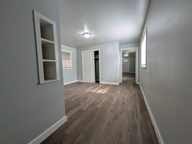 Building Photo - 616 4th Ave NE