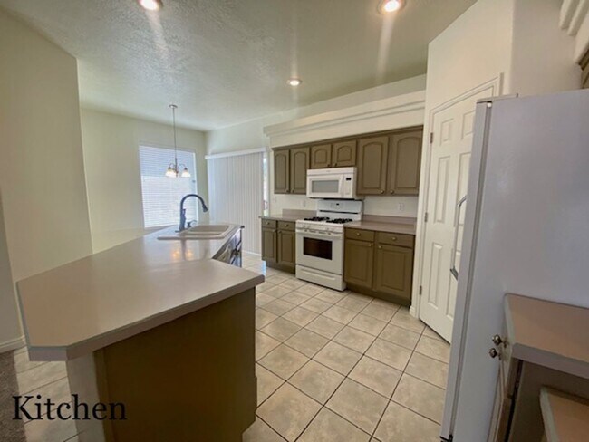 Building Photo - SPACIOUS HOME FOR RENT!