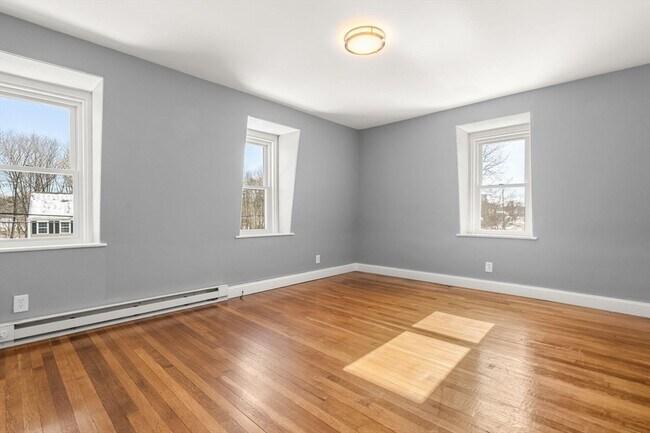 Building Photo - 1104 Pleasant St