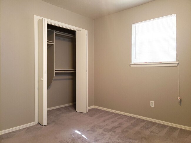 Building Photo - AVAILABLE NOW – $250 Off First Month’s Rent! Spacious 3 Bed Home Minutes from OU Campus