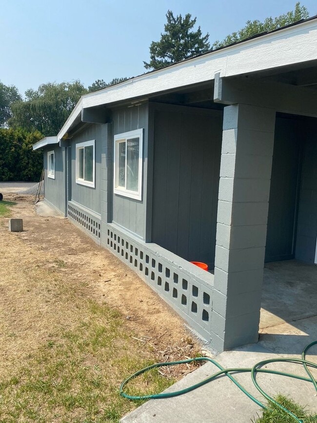 Building Photo - Charming two bedroom home