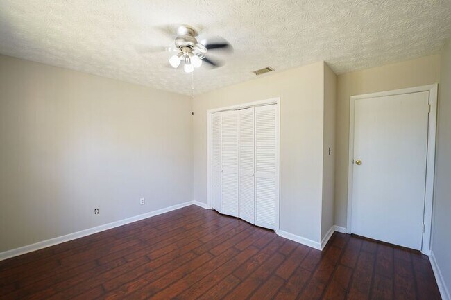 Building Photo - 11 Brandy Ln