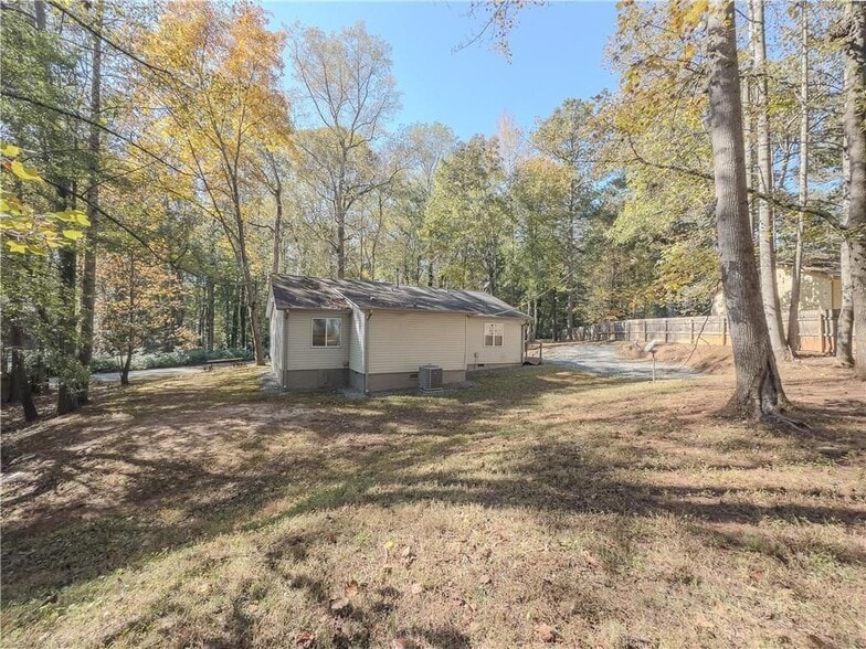 Building Photo - 580 Pineland Cir