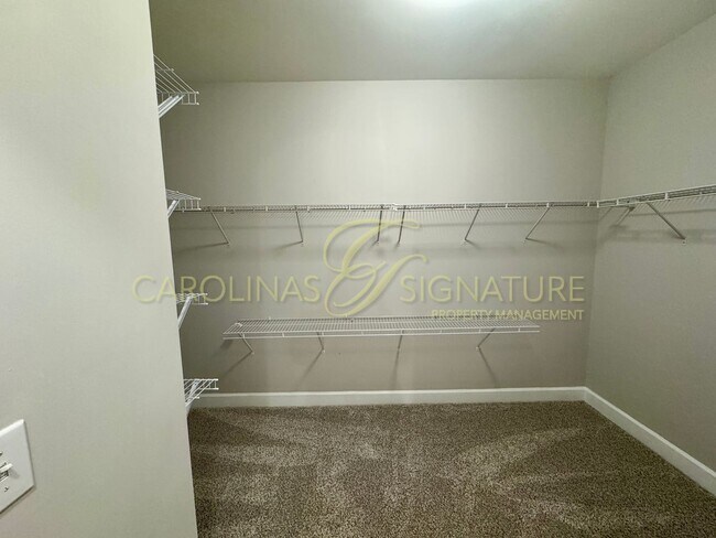 Building Photo - Move-In Ready Family Home. Prime Location, Updated Features