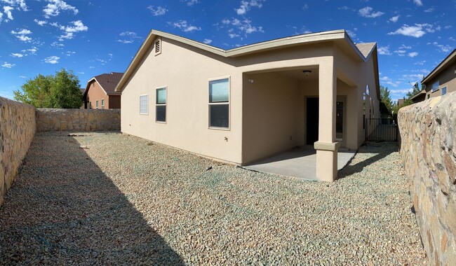 Building Photo - Gorgeous Home, New Carpet & Great Location!