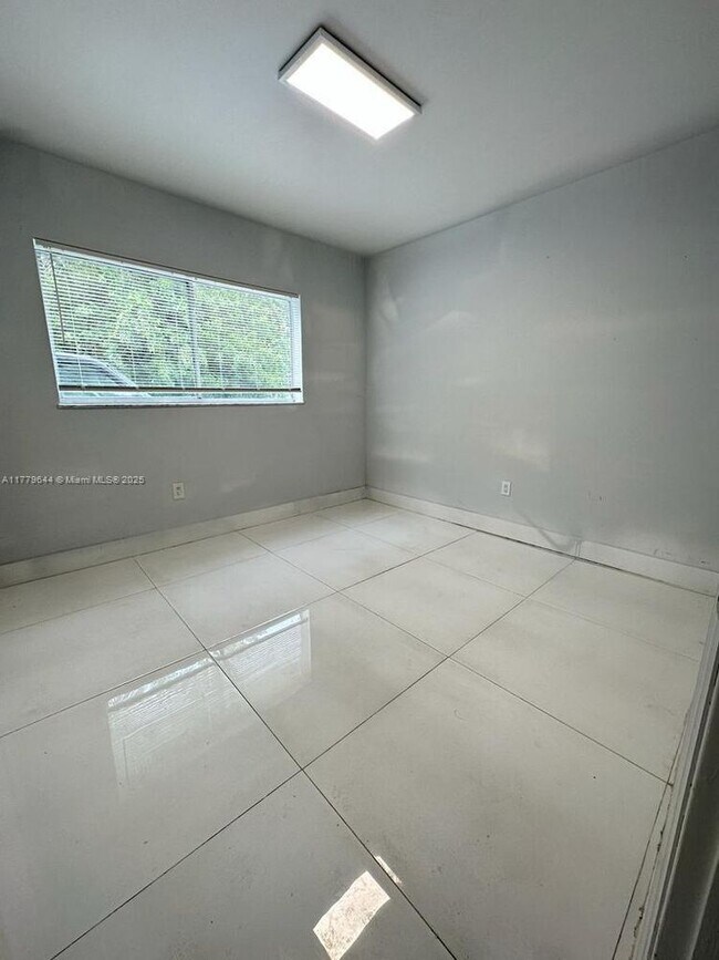 Building Photo - 665 NE 83rd Terrace