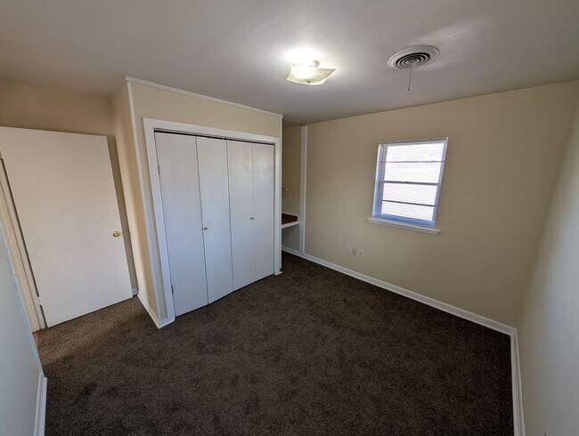 Building Photo - 2 bed, 1 bath duplex house in Edmond with central heat and air next to UCO campus