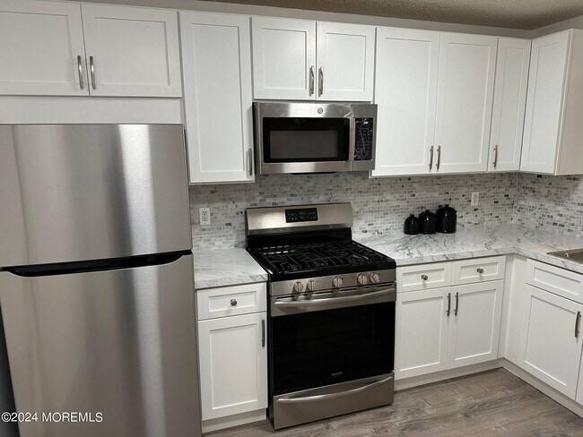 Building Photo - 204 Forsythia Ln