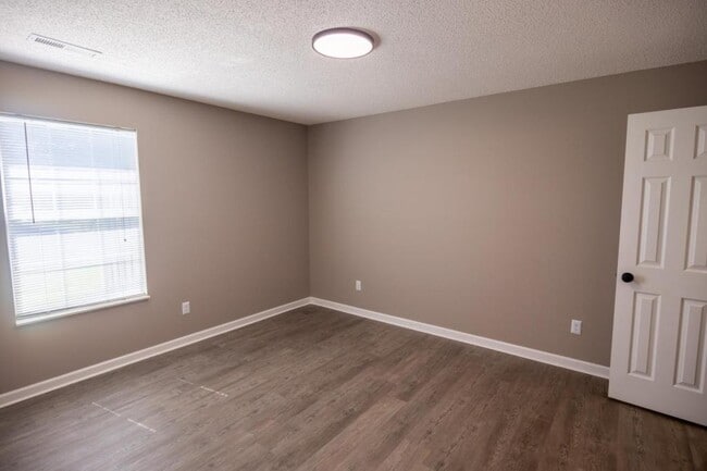 Building Photo - 130 Hawthorne Oaks Way