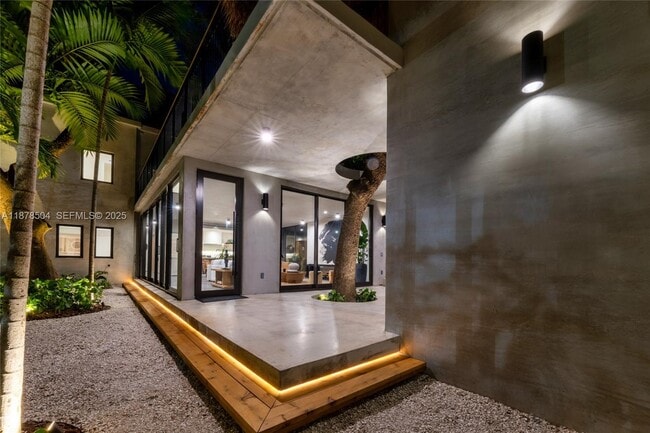 Building Photo - 1000 NW 9th Ct