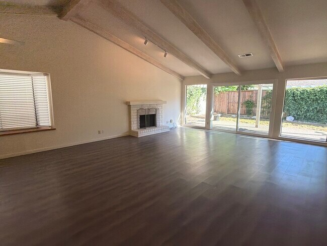 Building Photo - 8016 Sawgrass Cir